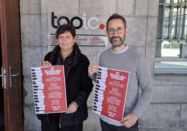 Ane Garate y Xabier Ormazabal, del CIT, con los carteles de los conciertos de esta cuarta edición de Maiatzeko Doinuak.