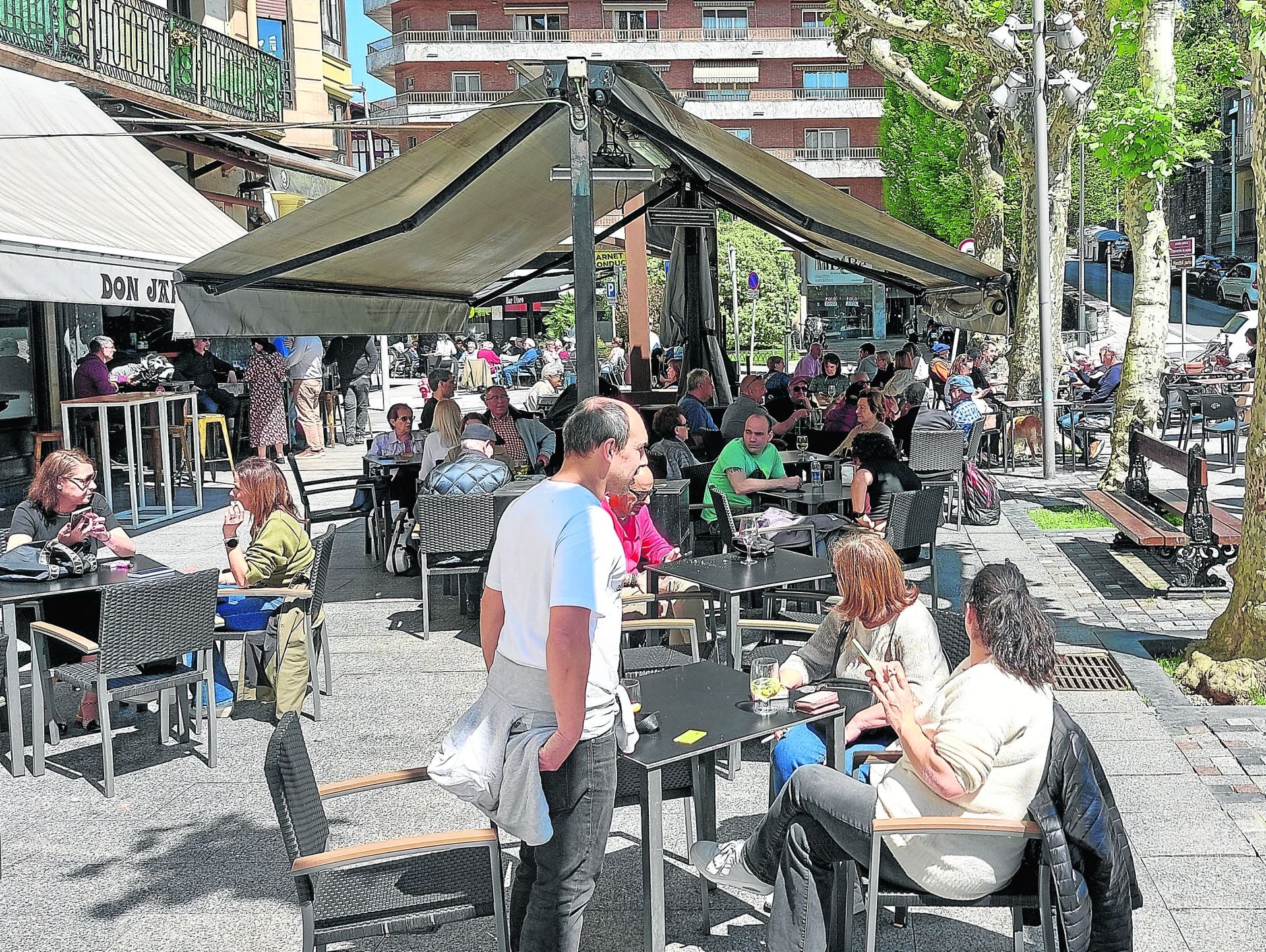 «Al poco del apagón, la terraza se ha llenado de gente que no podía trabajar»
