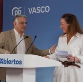 El presidente del PP en Euskadi, Javier de Andrés, junto a la presidenta de los populares en Gipuzkoa, Muriel Larrea.