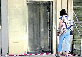 Una mujer se dispone a tomar el ascensor público del Ferial, fuera de uso desde el mediodía como consecuencia del apagón.