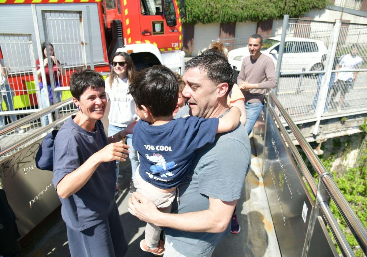 Rescatan a seis niños, una embarazada y otros cuatro adultos tras más de tres horas atrapados en un ascensor en Eibar