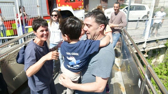 Rescatan a seis niños, una embarazada y otros cuatro adultos tras más de tres horas atrapados en un ascensor en Eibar