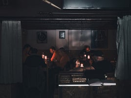 Clientes del bar Avenida de Lasarte-Oria, comiendo a la luz de las velas.