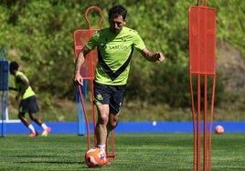 Mikel Oyarzabal controla un balón durante el entrenamiento del martes en Zubieta