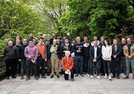 Foto de familia de participantes y organizadores con el vencedor, Carlos Suárez, en el centro.