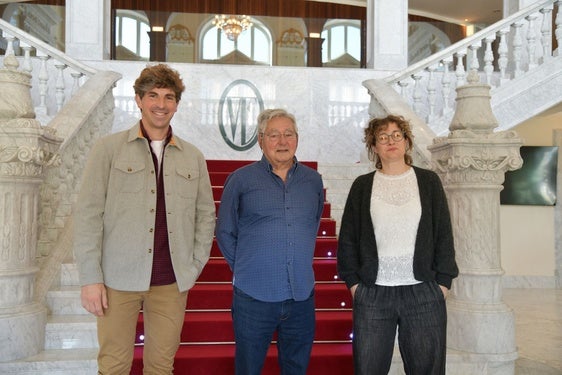 Jon Insausti, Antton Valverde y Esther Fernandino posan en el Teatro Victoria Eugenia.