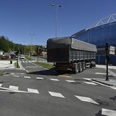 Un camión realiza el giro desde el paseo de Zorroaga hacia la subida a Hospitales, abierto este martes por la tarde.