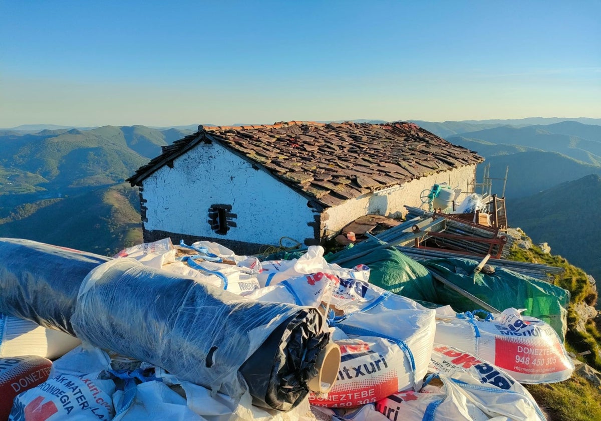 Las obras en la ermita de Mendaur desaconsejan su ascenso