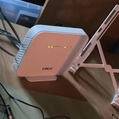 Un usuario conecta el router de su casa con pilas.