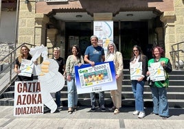 Presentación del cupón diario de la ONCE del próximo 5 de mayo protagonizado por la Feria del Queso Idiazabal.