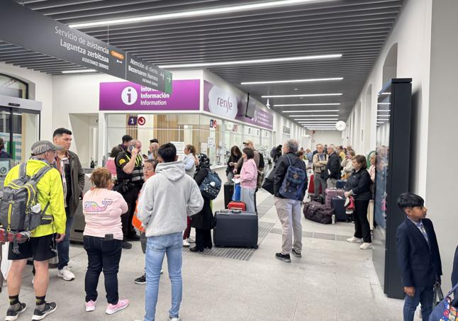 Pasajeros con sus maletas a primera hora en la estación del Norte