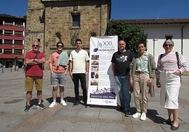 Músicos y representantes municipales en la presentación del Musikaldia frente a la iglesia de San Francisco.