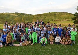 Remiro posa junto a muchos niños y niñas con quienes colabora en sus talleres.