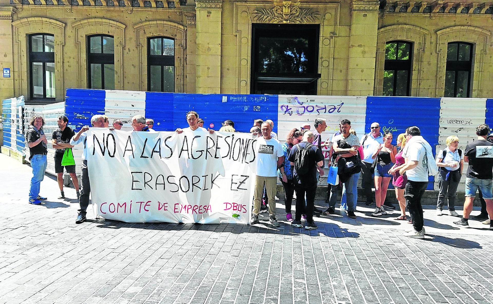 Concentración contra las agresiones en Dbus