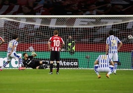 Oyarzabal marca el penalti en la final de Copa del Rey ante el Athletic que ganó la Real: Gorosabel, ahora rojiblanco, no quería ni mirar