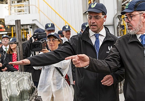 El lehendakari, Imanol Pradales, durante sy visita a la empresa Vidrala.