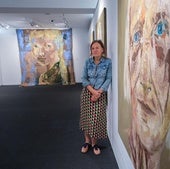 Barbara Stammel en Menchu Gal Aretoa, junto a uno de los retratos de su madre y en el fondo 'Pago Artean' realizado para Azken Mug