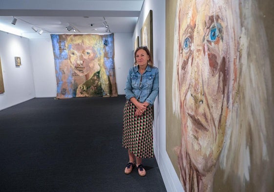 Barbara Stammel en Menchu Gal Aretoa, junto a uno de los retratos de su madre y en el fondo 'Pago Artean' realizado para Azken Mug