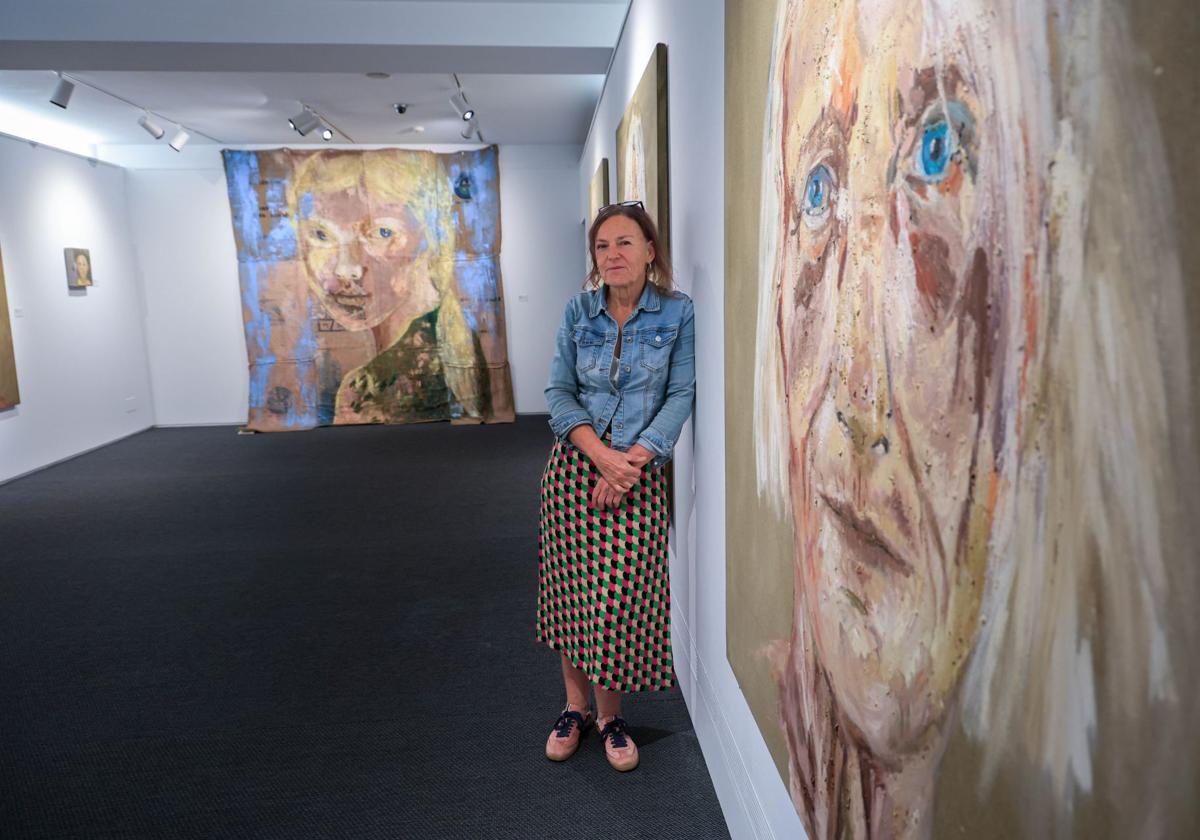 Barbara Stammel en Menchu Gal Aretoa, junto a uno de los retratos de su madre y en el fondo 'Pago Artean' realizado para Azken Mug
