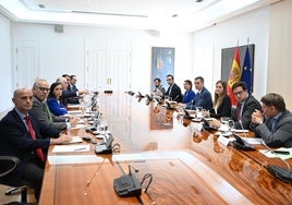 A la izquierda, las eléctricas; a la derecha, el Gobierno.
