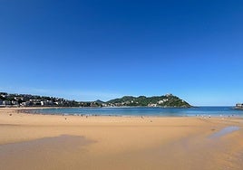 Los guipuzcoanos aprovechan el buen tiempo para acudir a los arenales.