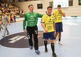 Jakub Skrzyniarz intenta consolar a Tao Gey-Emparan al final del partido.