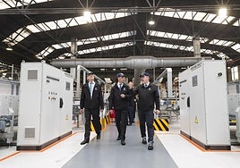 El lehendakari, Imanol Pradales, visitó la fábrica de Vidrala en Llodio, una de las empresas que avanzó que reclamará por las «pérdidas millonarias» que le ha provocado el apagón del lunes.