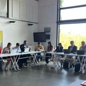Representantes políticos y técnicos de Gobierno Vasco, Diputación Foral de Gipuzkoa y Ayuntamiento de Irun se reunieron en Txingudi Ekoetxea y en esa mesa la alcaldesa Laborda reclamó la renovación de los convenios de 1993 para poder trasladar las pistas deportivas de Plaiaundi a Txenperenea.