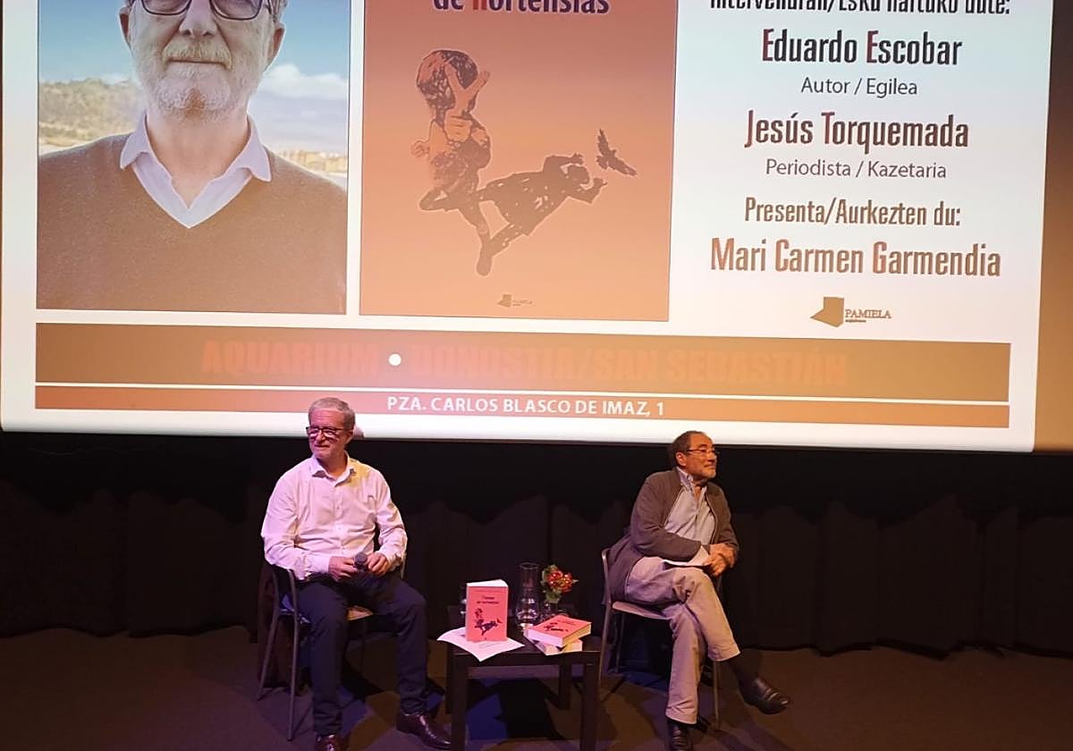 El autor de la novela, Eduardo Escobar, y su amigo y periodista Jesús Torquemada, en la presentación.
