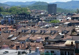 Tejados y azoteas de viviendas en el centro de San Sebastián.