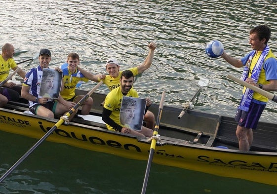 La tripulación de la trainera de Orio, con camisetas, bufandas y fotografías con el rostro de Imanol, posa antes del entrenamiento.
