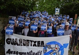 El grupo de personas que ha ocupado este jueves el Guardetxe de Urgull.