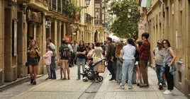 Varios turistas hacen cola para entrar a consumir en un bar de la Parte Vieja.