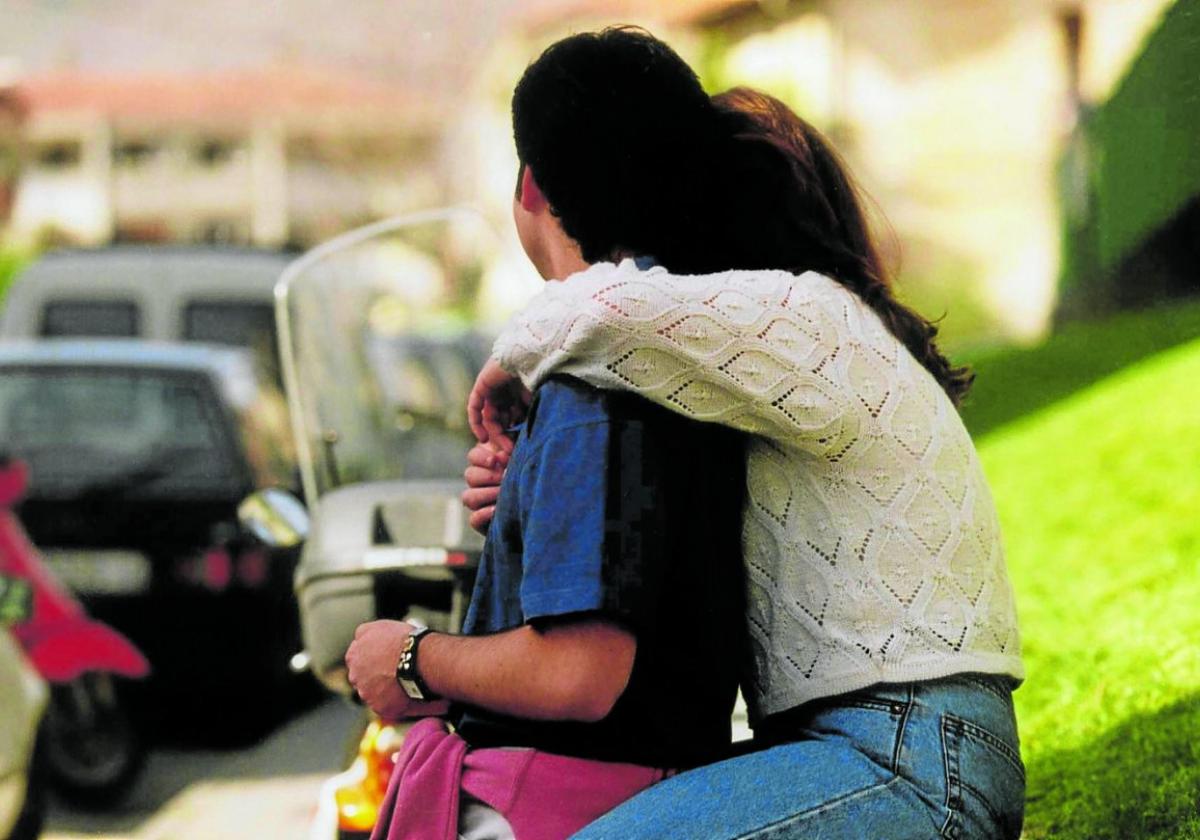 Una pareja de jóvenes enamorados.