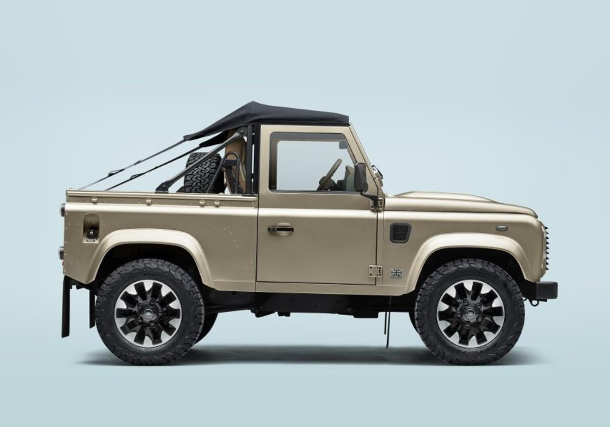 El icónico Defender V8 Soft Top regresa al mercado de la mano de Land Rover Classic