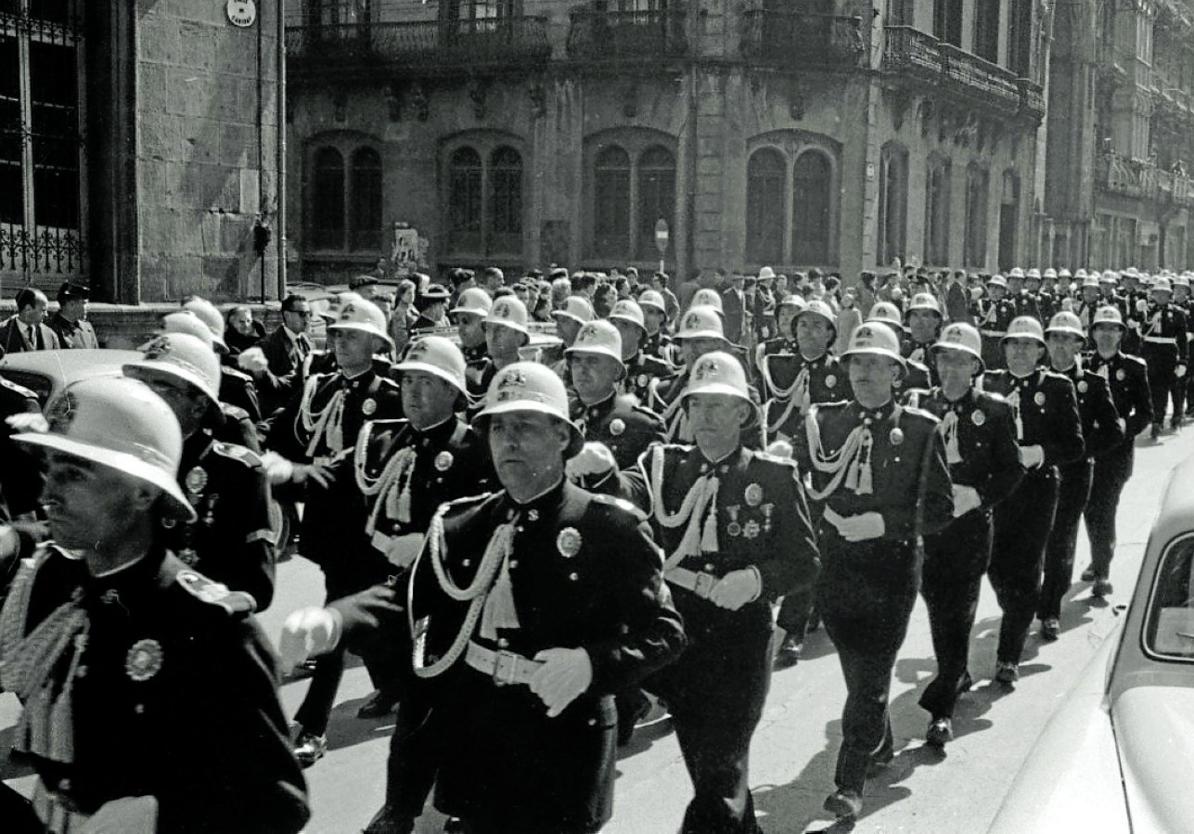 1955 | Críticas a la moda de los pantalones vaqueros