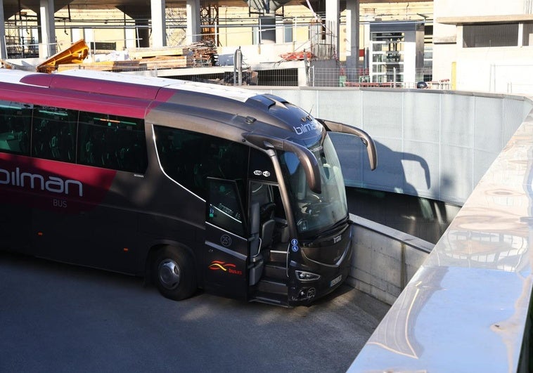 El autobús averiado en el acceso a la estación de autobuses.