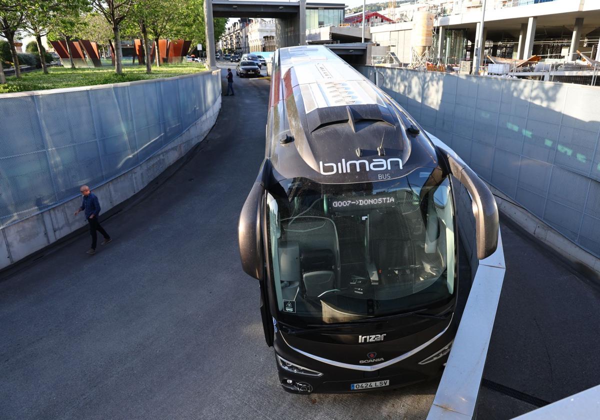 Imagen principal - Un autobús averiado bloquea el acceso a la estación de autobuses de San Sebastián