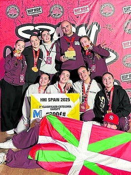 Las componentes de KV y el coreógrafo Joseba Vergara.