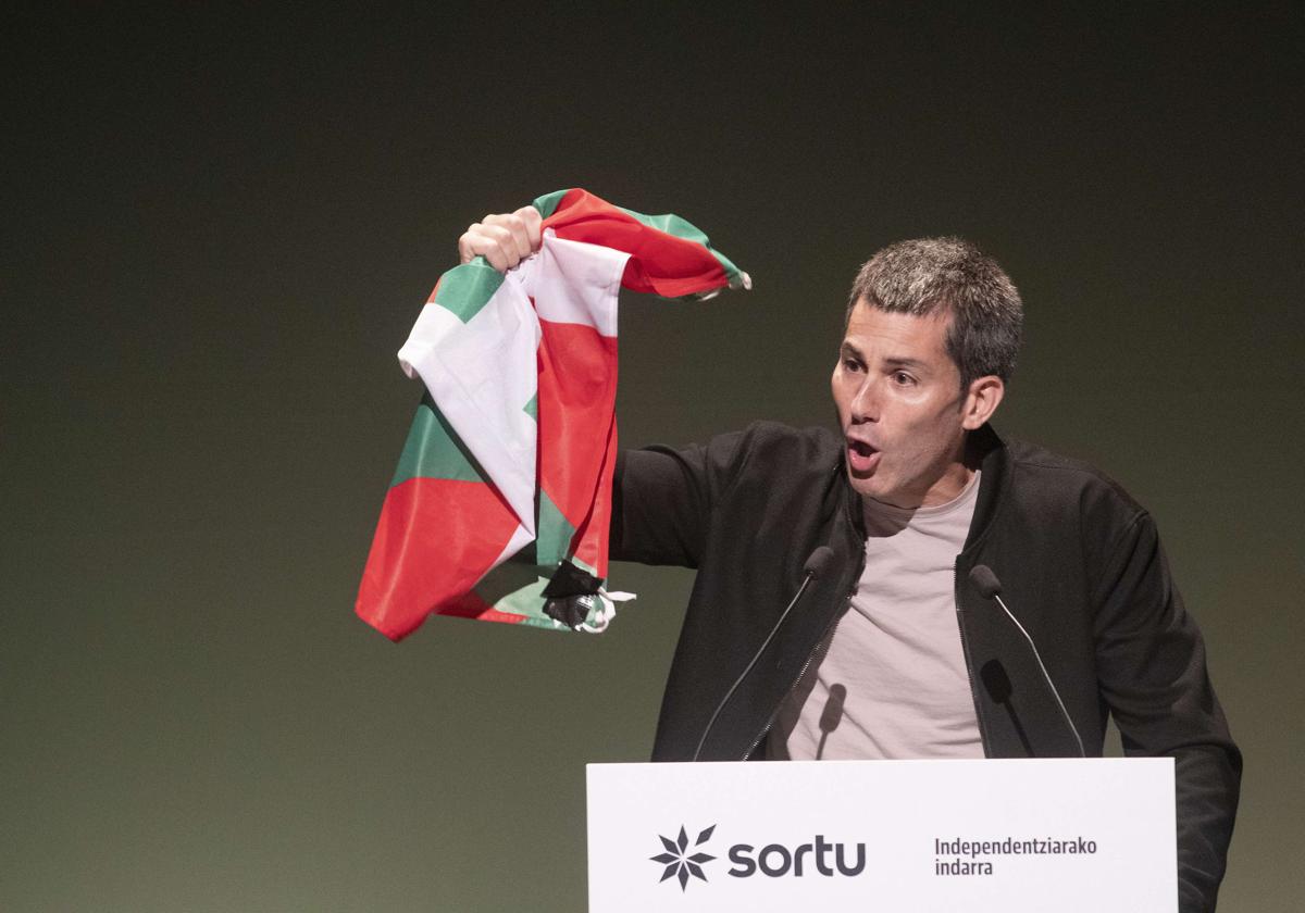 El secretario general de Sortu, Arkaitz Rodriguez, con la ikurriña en la mano.