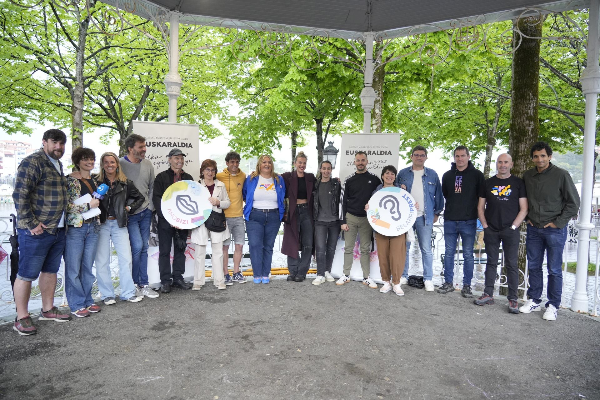 Ostiral honetan Lekeition egin den agerraldian parte hartu duten batzordeetako ordezkari eta hainbat aurpegi ezagun.