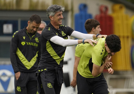 Imanol saluda con cariño a Jon Martín durante el entrenamiento de este viernes