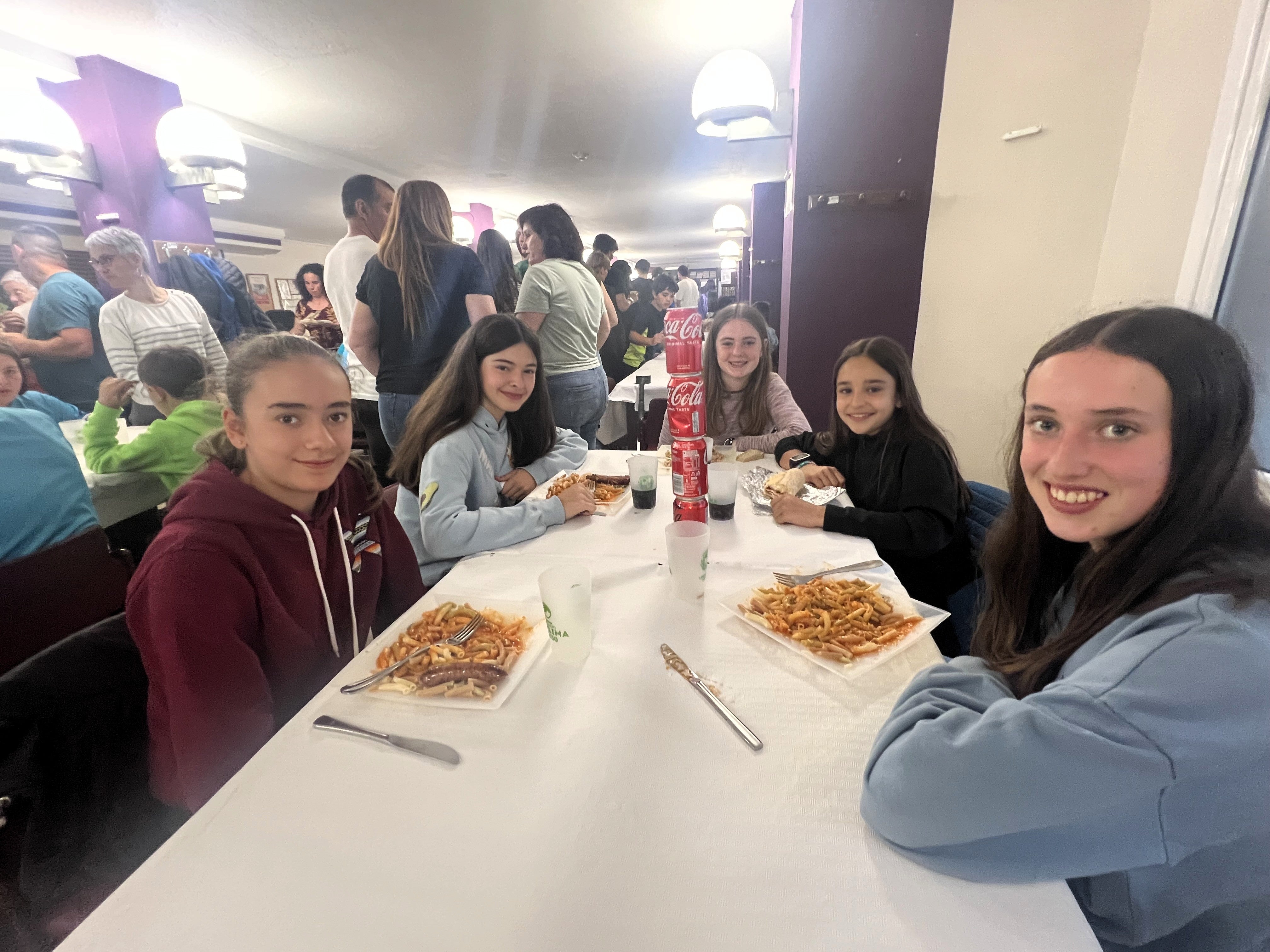 Las familias han disfrutado de su comida popular de fiestas a cubierto