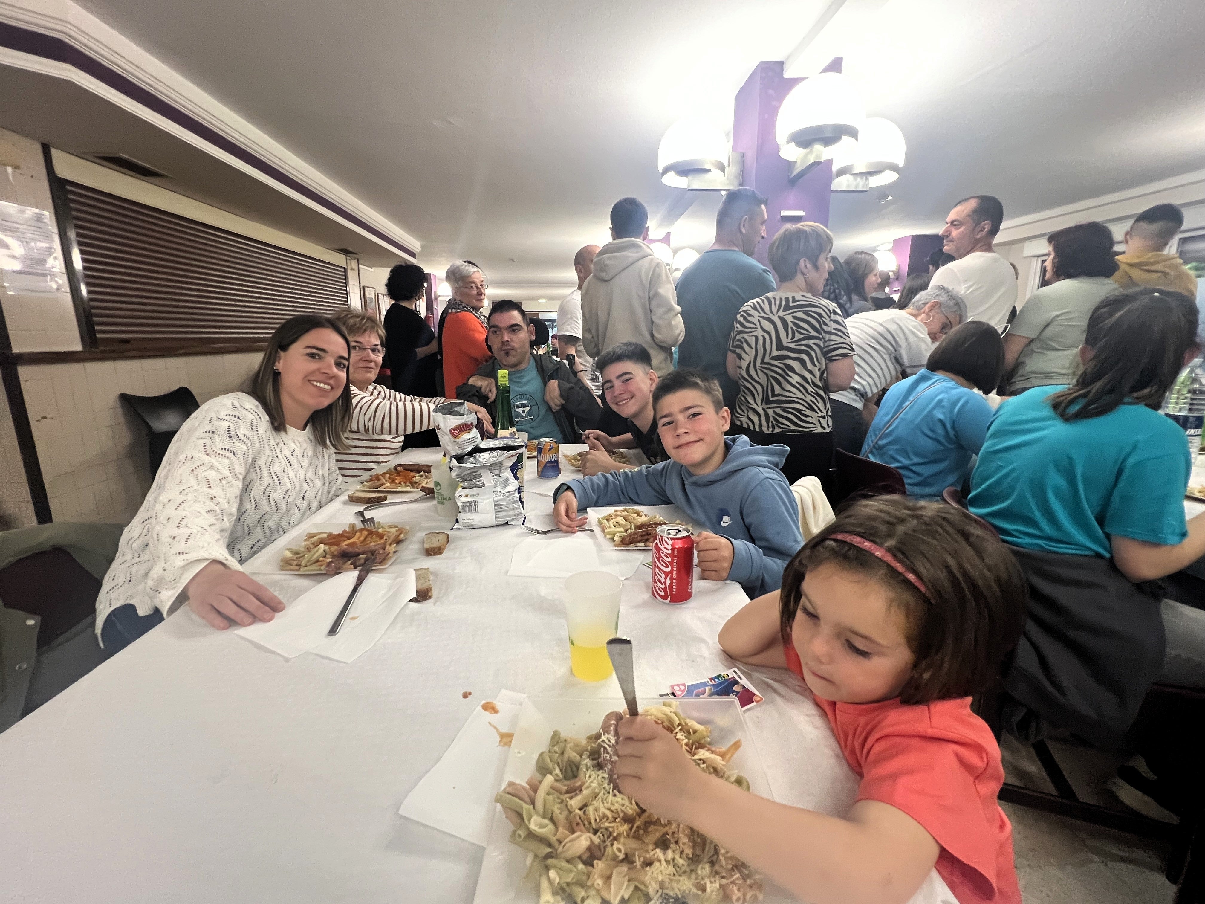 Las familias han disfrutado de su comida popular de fiestas a cubierto