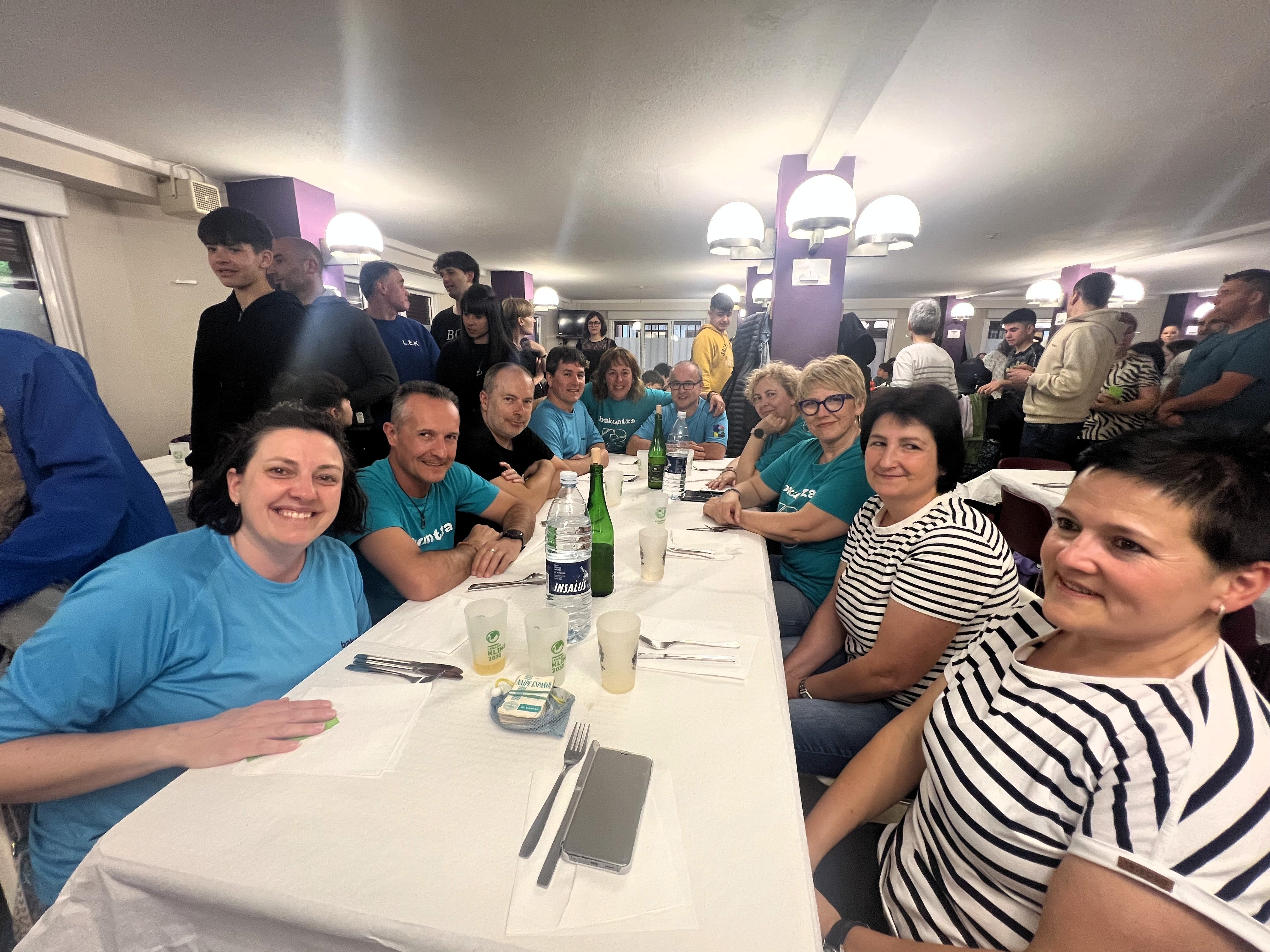 Las familias han disfrutado de su comida popular de fiestas a cubierto