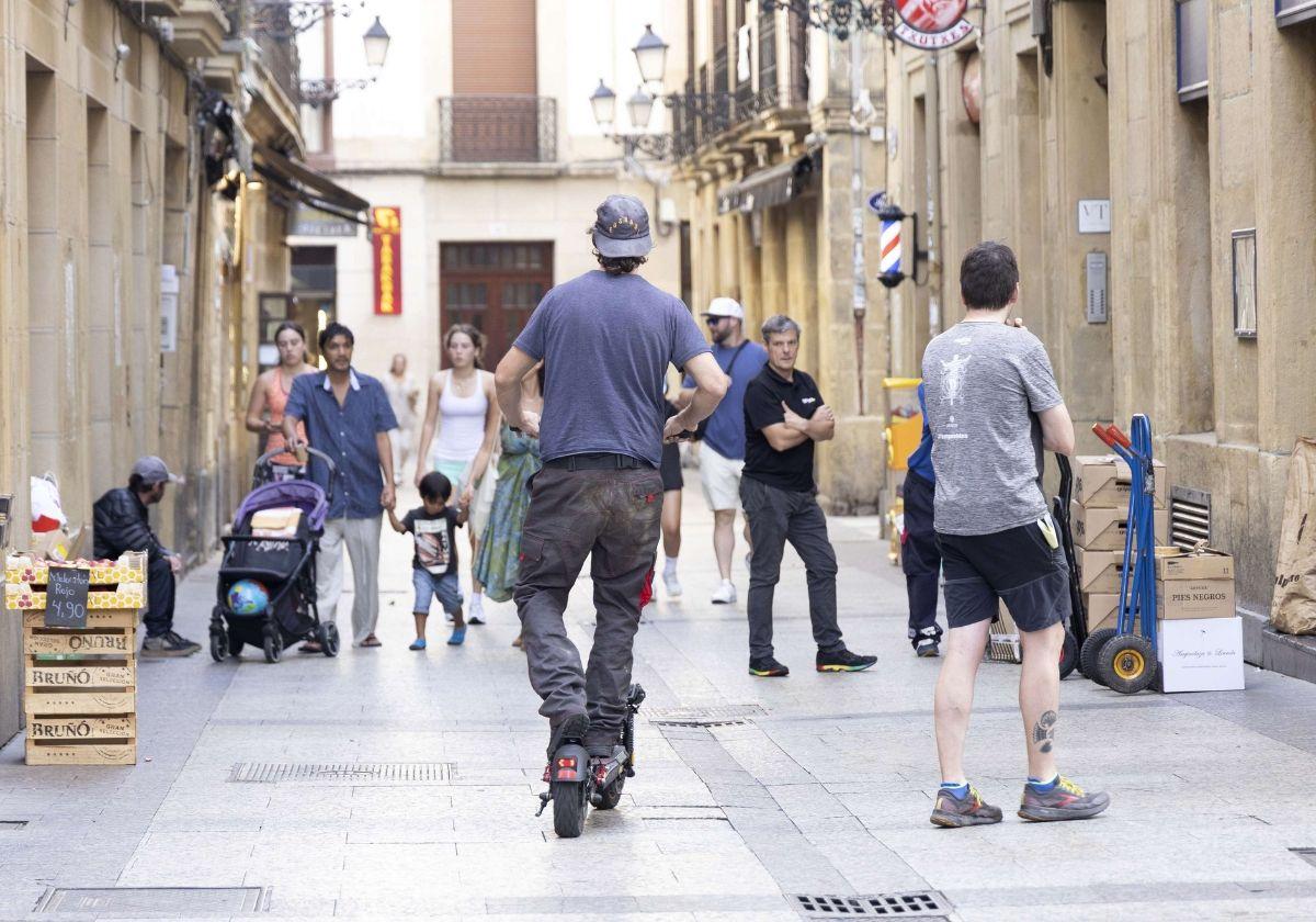 Un vecino de San Sebastián se harta de los patinetes eléctricos: «Encima te insultan»