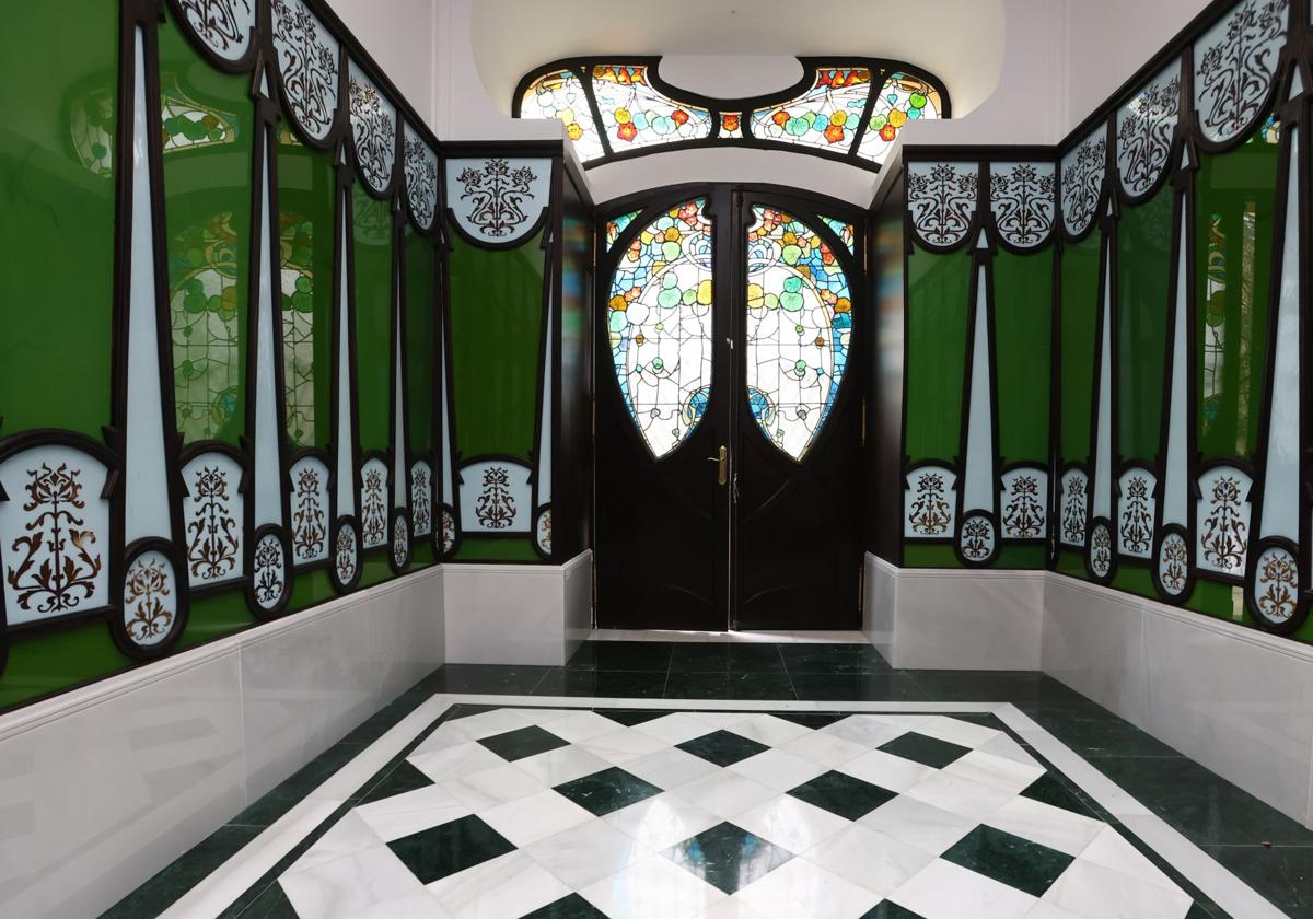 El anteportal restaurado vuelve a lucir el impresionante aspecto del original con sus vidrieras en la puerta de acceso y paredes laterales.