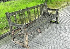 Denuncia Carlos Quecedo: «Entre dos de los edificios más emblemáticos de la avenida de Tolosa (Musikene y la Cámara de Comercio) hay tres bancos cuyo deterioro es tal que aparte de no poder sentarse, existe el peligro real de que colapsen. Están podridos. Ruego al Ayuntamiento y, en concreto, al Departamento de Mantenimiento Urbano su sustitución, ya que su abandono es total».