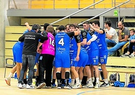 Reunión del equipo antes del comienzo de un partido de esta temporada.