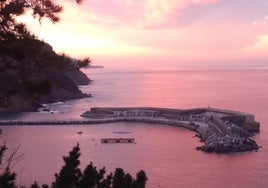 Vista general del dique de abrigo del puerto de Mutriku durante una puesta de sol reciente.